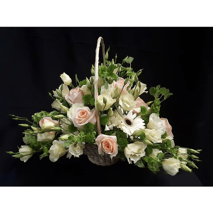 Cesta ovalada de rosas pastel y lisianthus 1