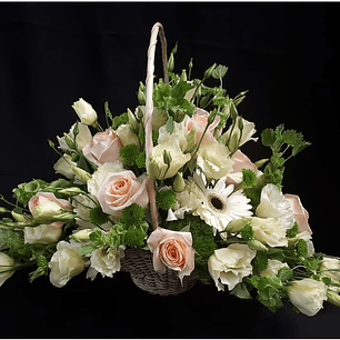 Cesta ovalada de rosas pastel y lisianthus