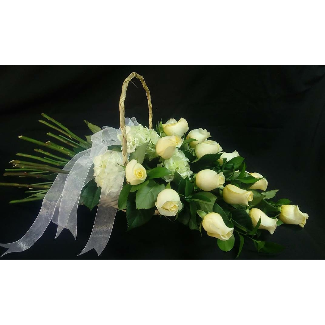 Cesta fúnebre de rosas en forma de ramo tendido  1