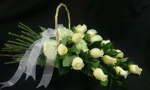 Cesta fúnebre de rosas en forma de ramo tendido 