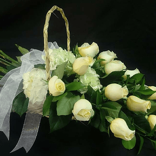 Cesta fúnebre de rosas en forma de ramo tendido 