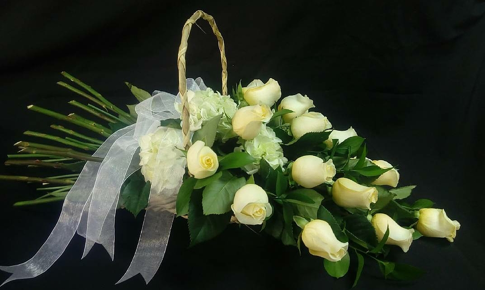 Cesta fúnebre de rosas en forma de ramo tendido  1