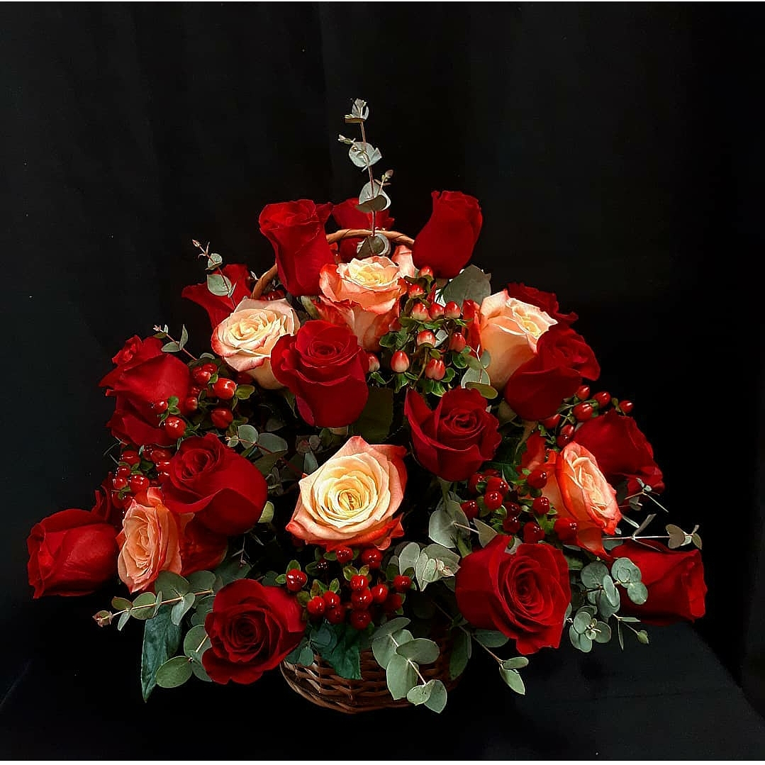 Canasta de rosas e Hipéricos  1