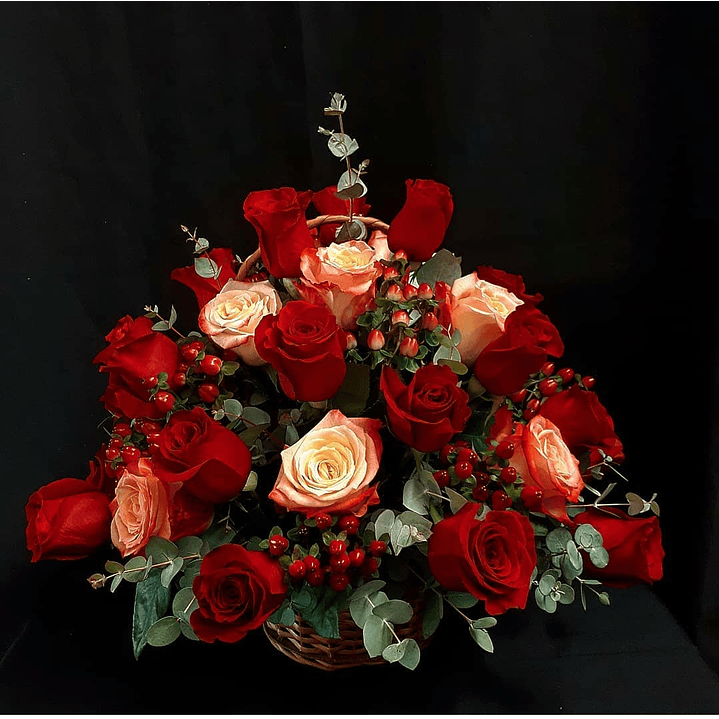 Canasta de rosas e Hipéricos  1