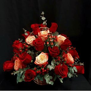 Canasta de rosas e Hipéricos 