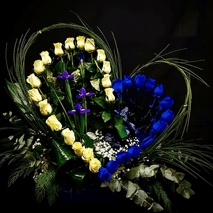 Corazón de rosas blancas y azules