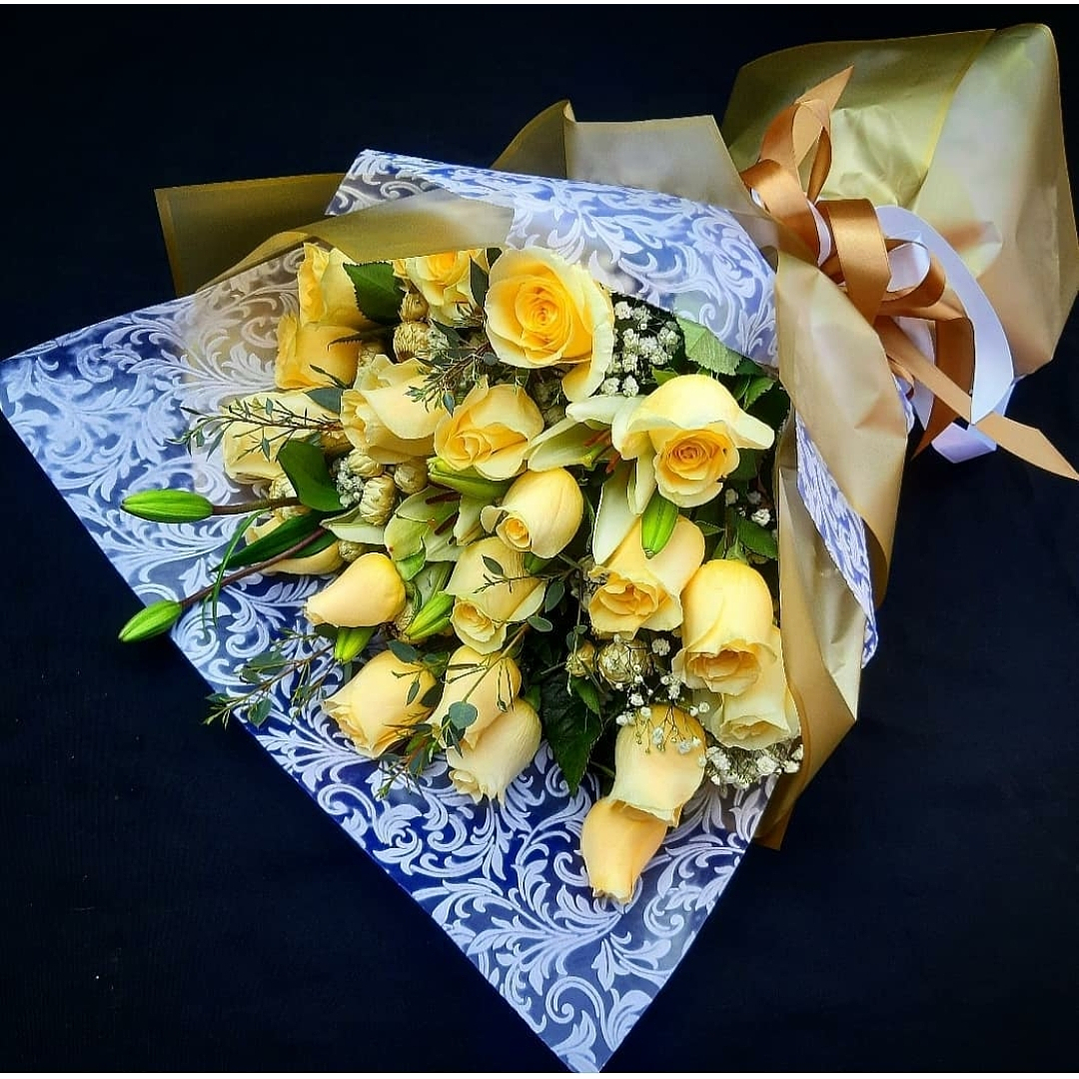 ramo redondo de rosas vainilla y liliums  1