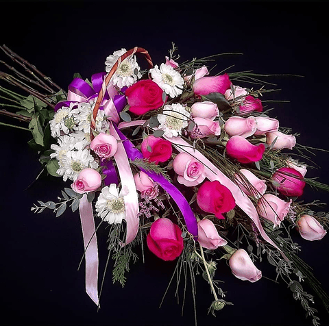Cesta de Rosas fucsias y rosadas
