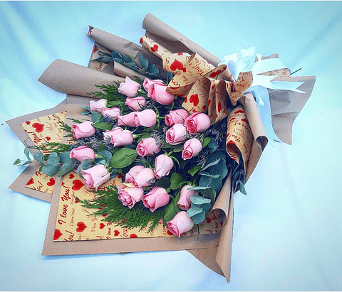 Ramo de 24 rosas rosadas en papel kraft 