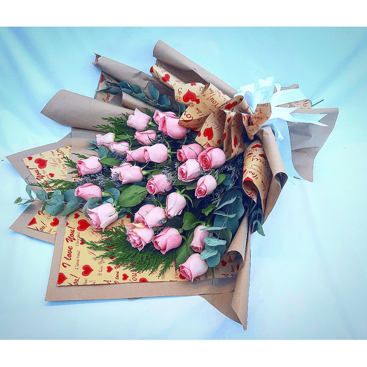 Ramo de 24 rosas rosadas en papel kraft  1