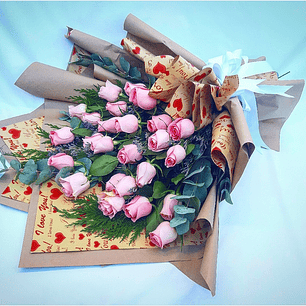 Ramo de 24 rosas rosadas en papel kraft 