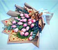 Ramo de 24 rosas rosadas en papel kraft  - Miniatura 1