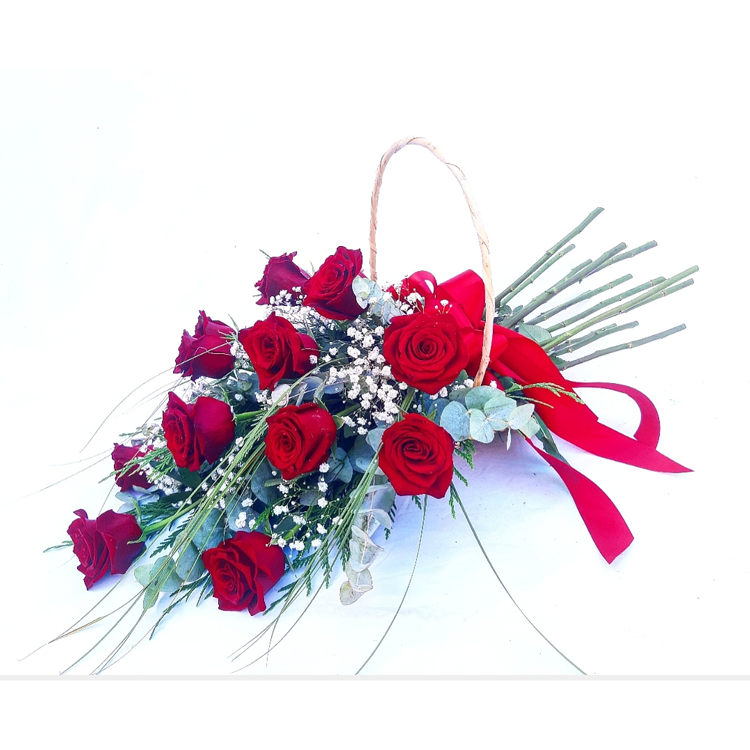 Cesta tendida de rosas rojas  1
