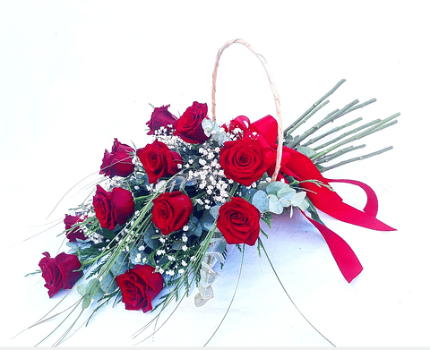 Cesta tendida de rosas rojas 