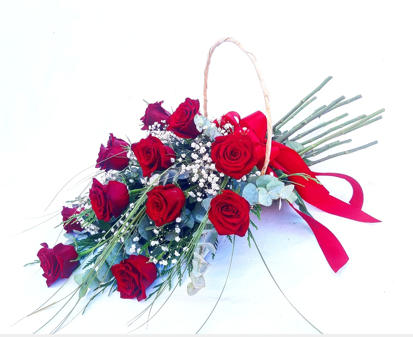 Cesta tendida de rosas rojas  1