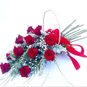 Cesta tendida de rosas rojas 