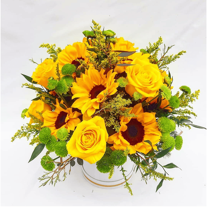 Caja de girasoles, rosas y maules verdes 1