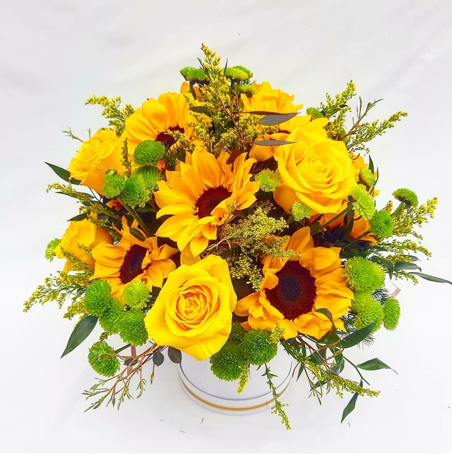 Caja de girasoles, rosas y maules verdes 1