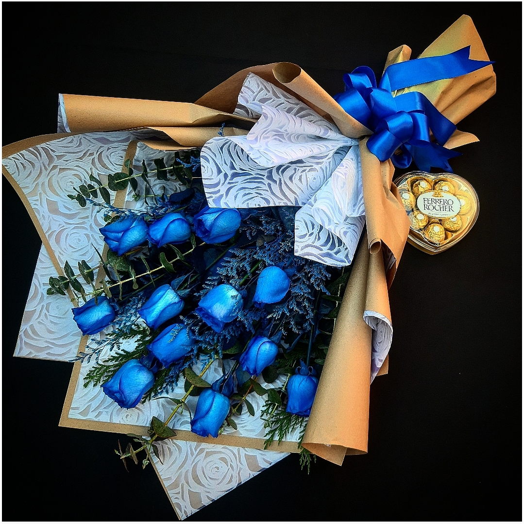 Ramo de 12 rosas azules y bombones ferrero  1