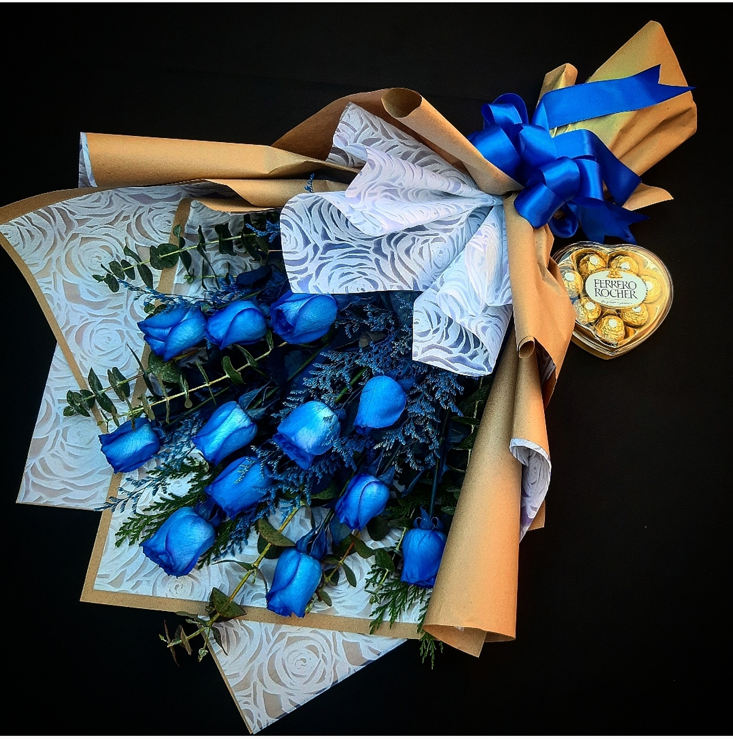 Ramo de 12 rosas azules y bombones ferrero  1