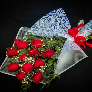 Ramo de una docena de rosas rojas.
