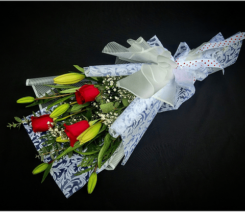Trío de rosas rojas y liliums