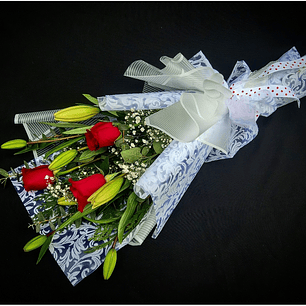 Trío de rosas rojas y liliums