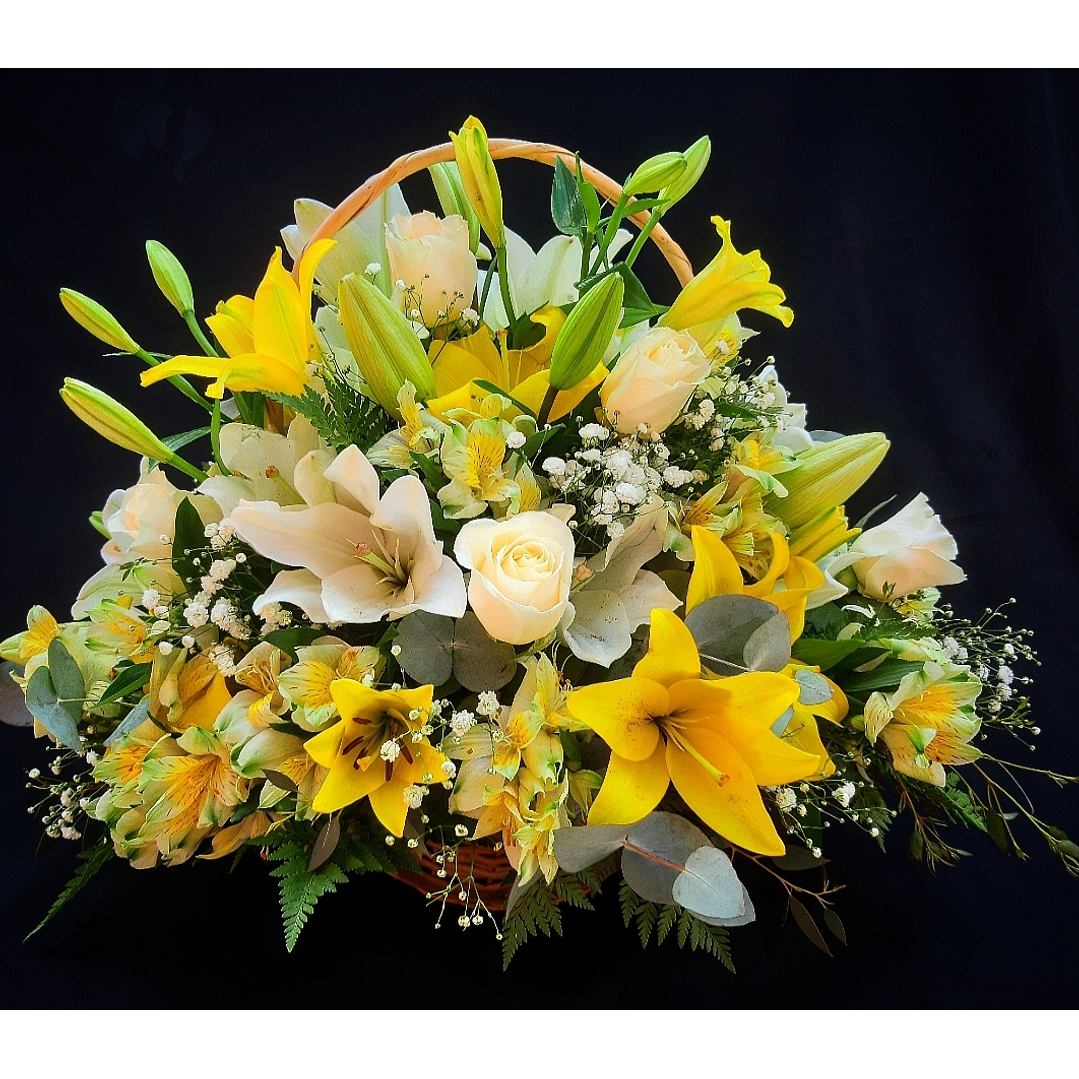 Cesta de liliums y rosas Papal 1