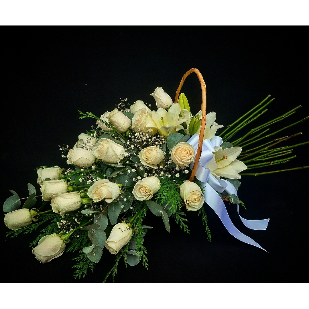 Cesta tendida de 25 rosas en forma de ramo 1