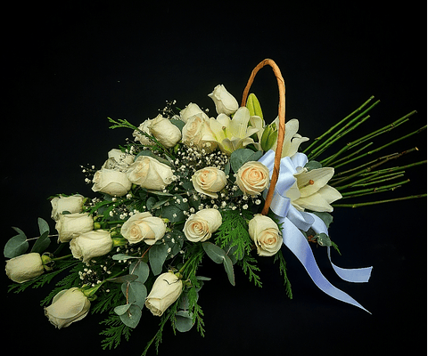 Cesta tendida de 25 rosas en forma de ramo