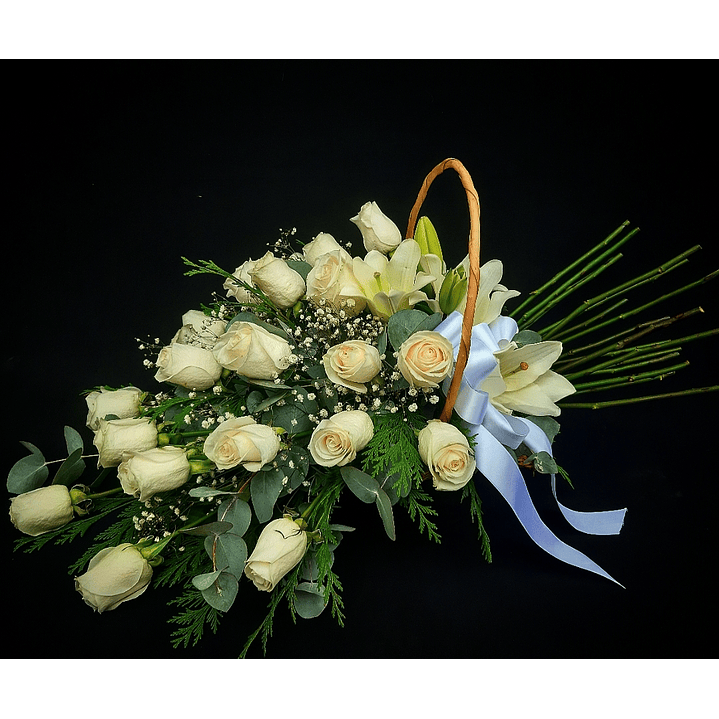 Cesta tendida de 25 rosas en forma de ramo 1