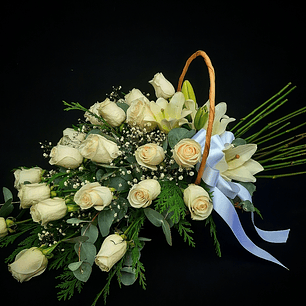 Cesta tendida de 25 rosas en forma de ramo