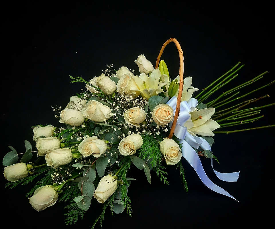 Cesta tendida de 25 rosas en forma de ramo 1