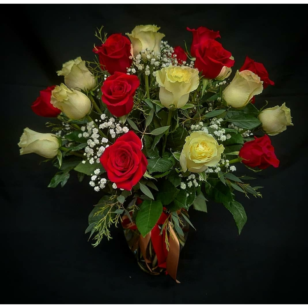 Florero de 24 rosas blancas y rojas  1