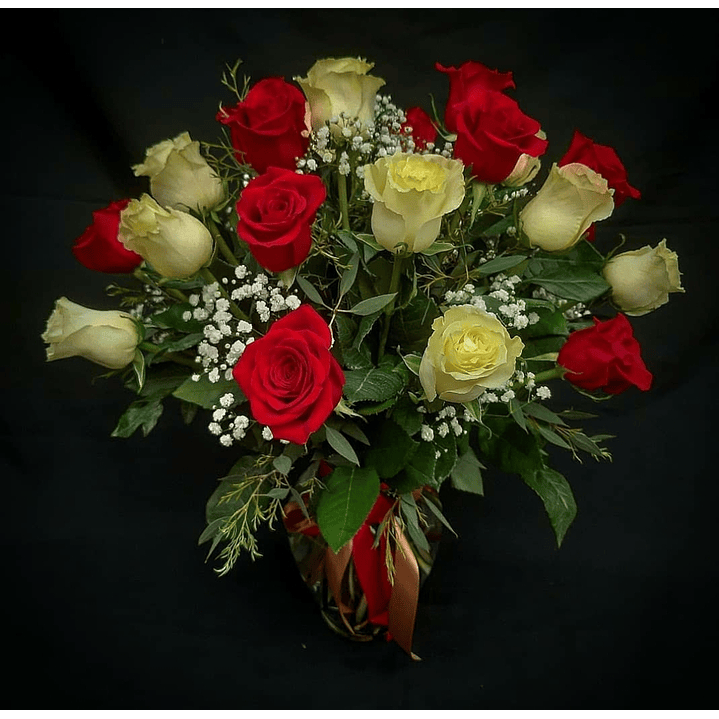 Florero de 24 rosas blancas y rojas  1