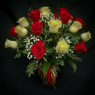 Florero de 24 rosas blancas y rojas 