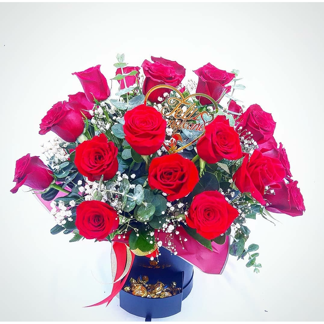 Caja de 24 rosas rojas, caramelos y aplicado de cumpleaños 1