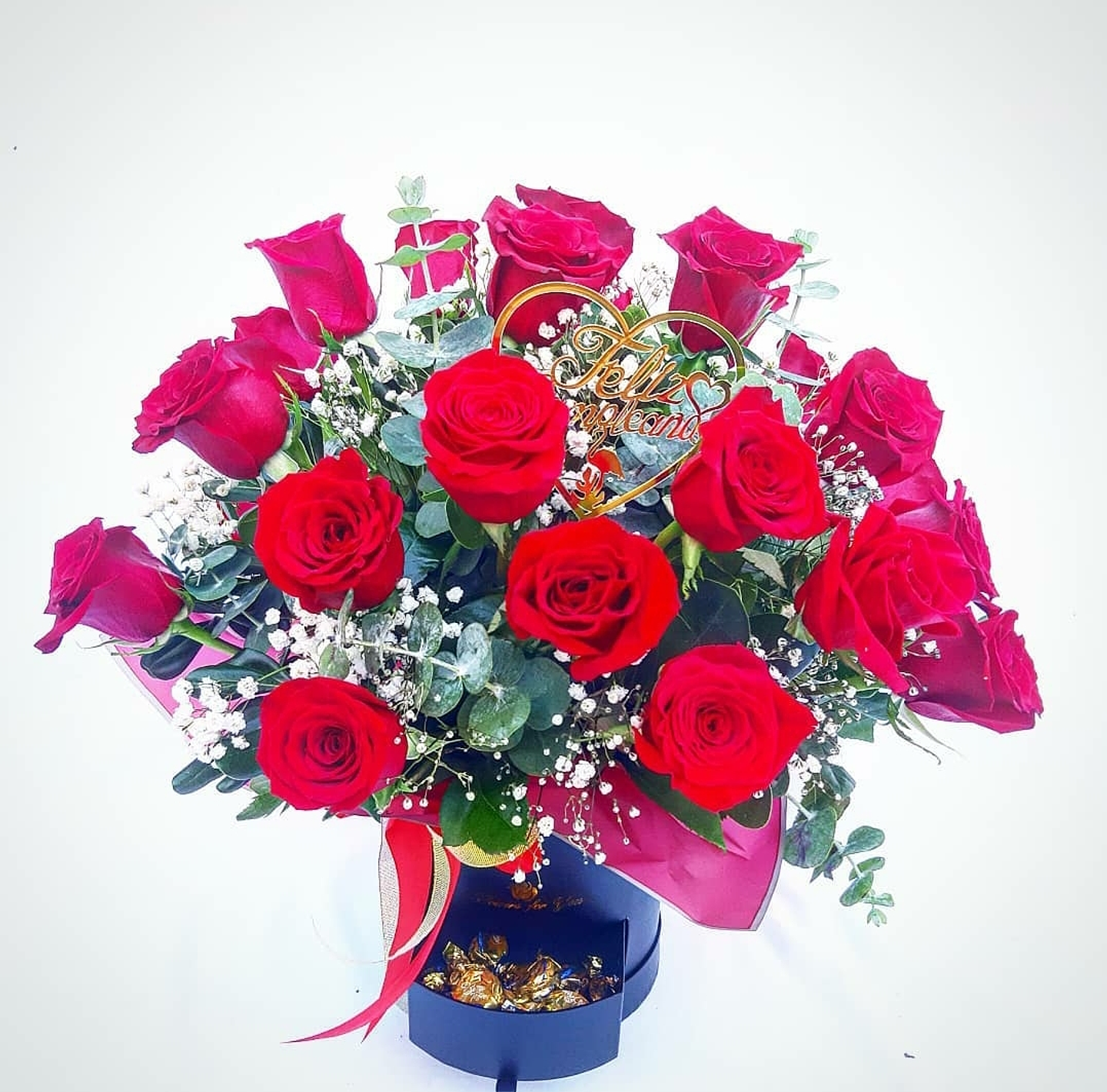 Caja de 24 rosas rojas, caramelos y aplicado de cumpleaños 1