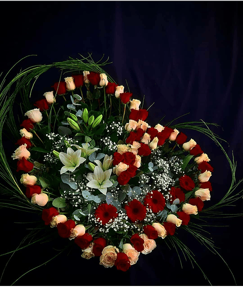 Corazón de rosas rojas y Pastel