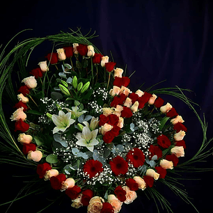 Corazón de rosas rojas y Pastel