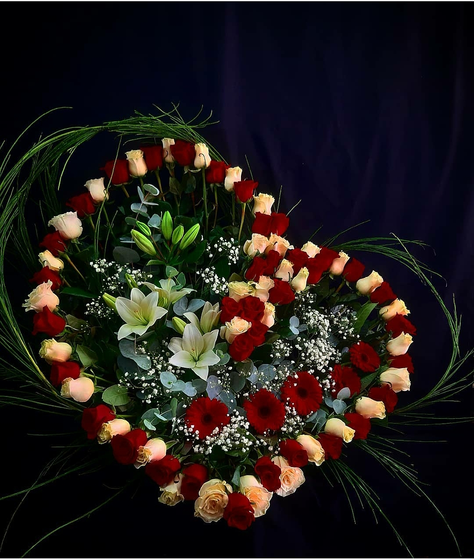 Corazón de rosas rojas y Pastel 1