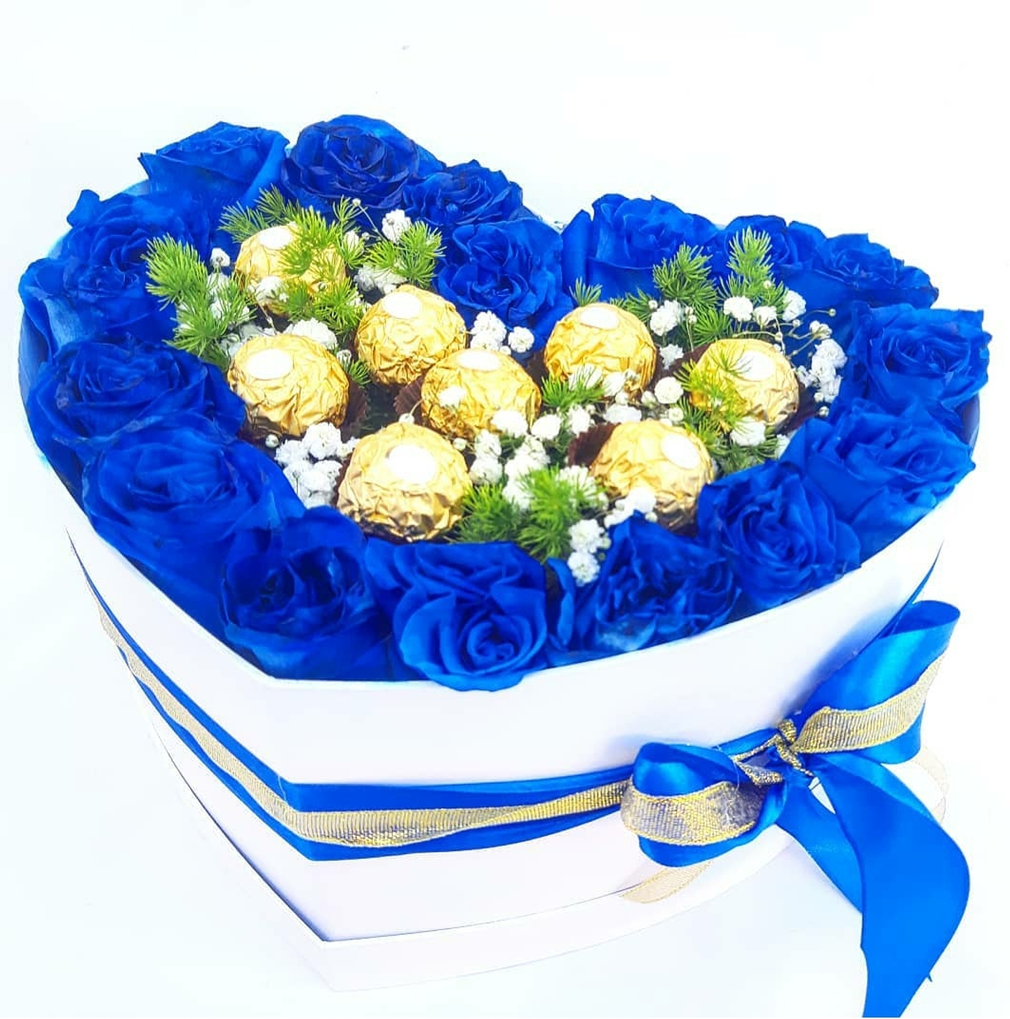 Corazón de rosas azules y bombones  1