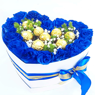 Corazón de rosas azules y bombones 