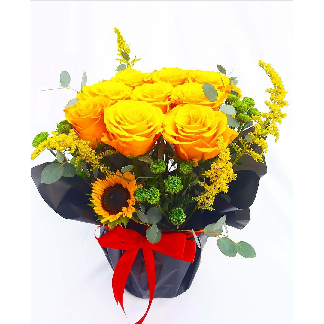 Maceta de 9 rosas amarillas, girasoles y maules verdes 1