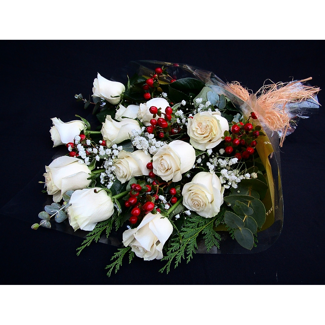 Bianca ramo de rosas e hipéricos  1