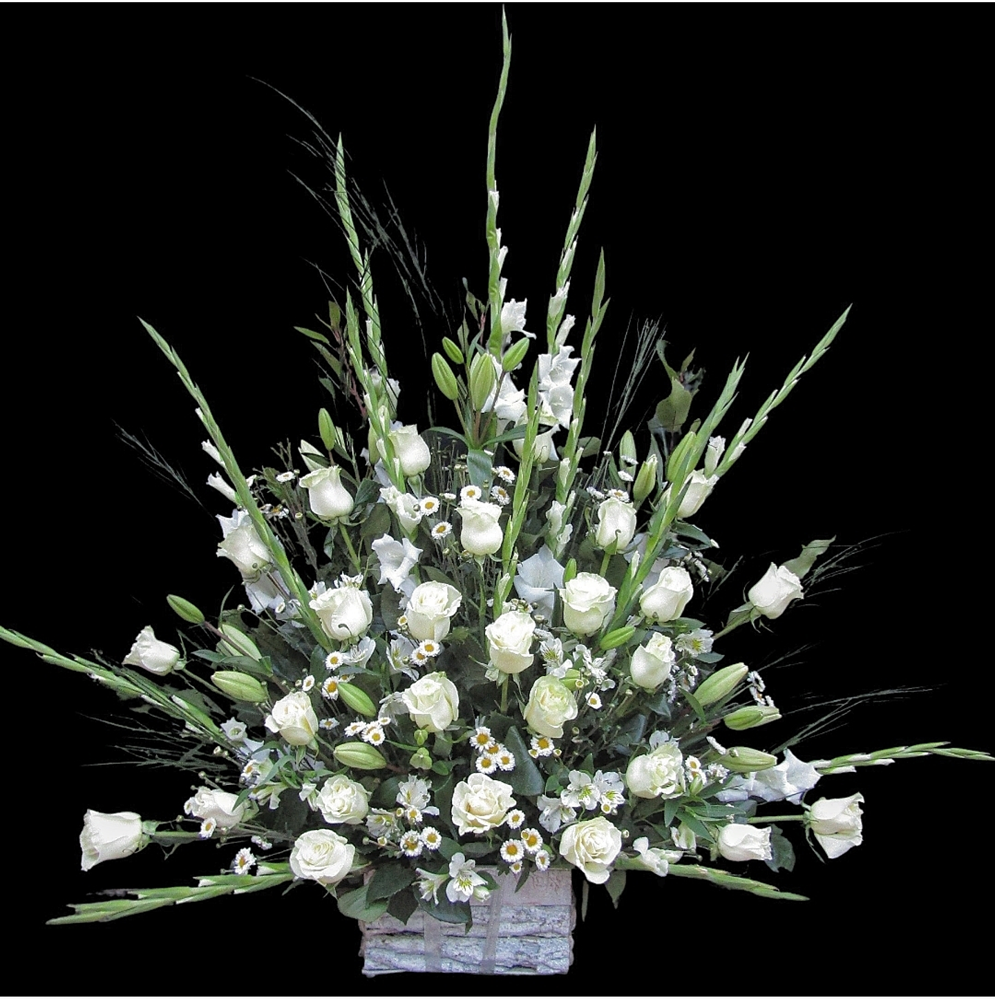 Arrimo blanco de rosas, liliums, gladiolos y margaritas. 1