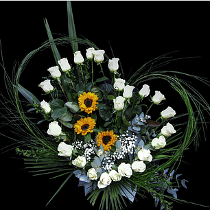 Corazón de rosas blancas y girasoles.