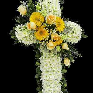 Cruz con moño de rosas y flores surtidas 