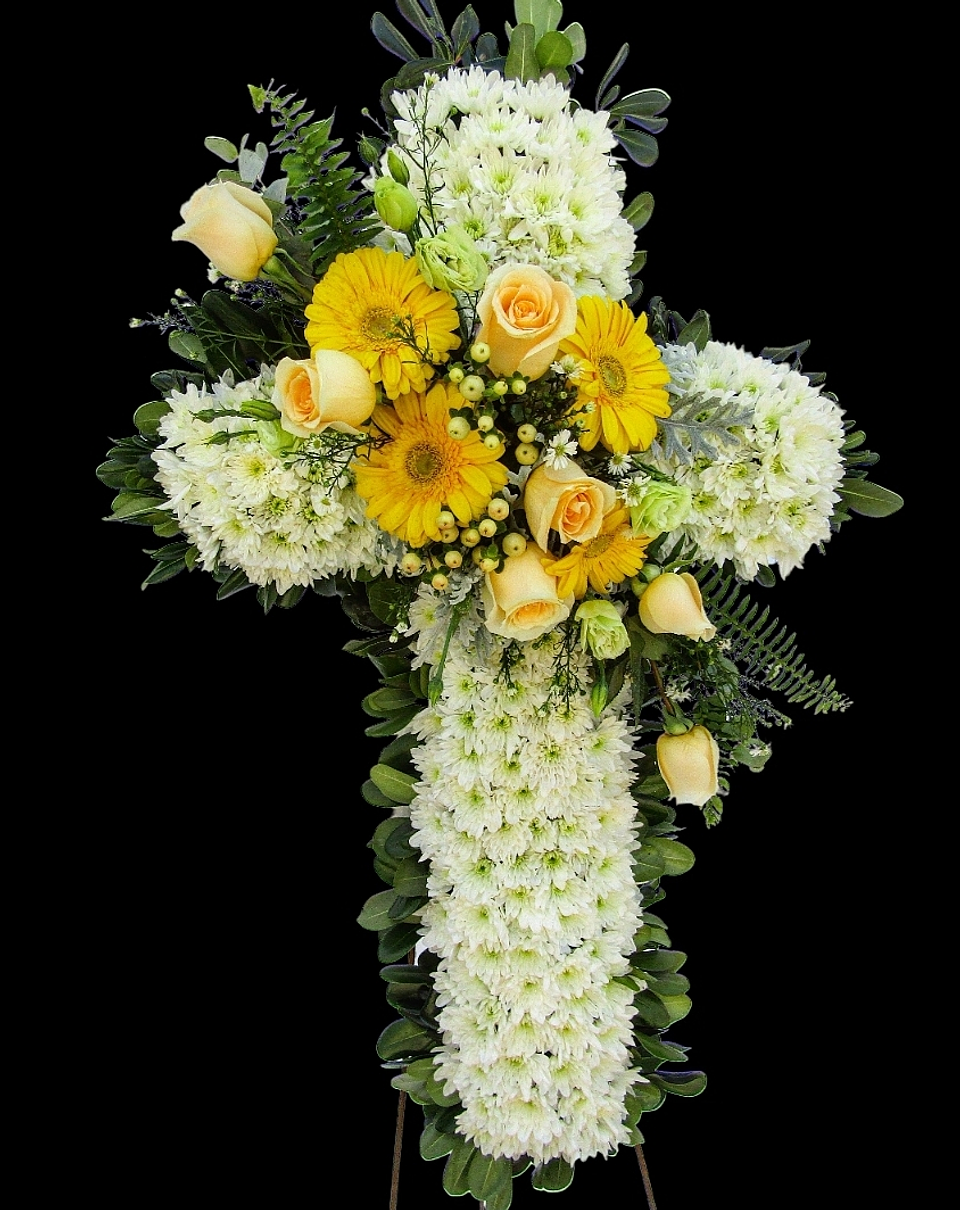 Cruz con moño de rosas y flores surtidas  1
