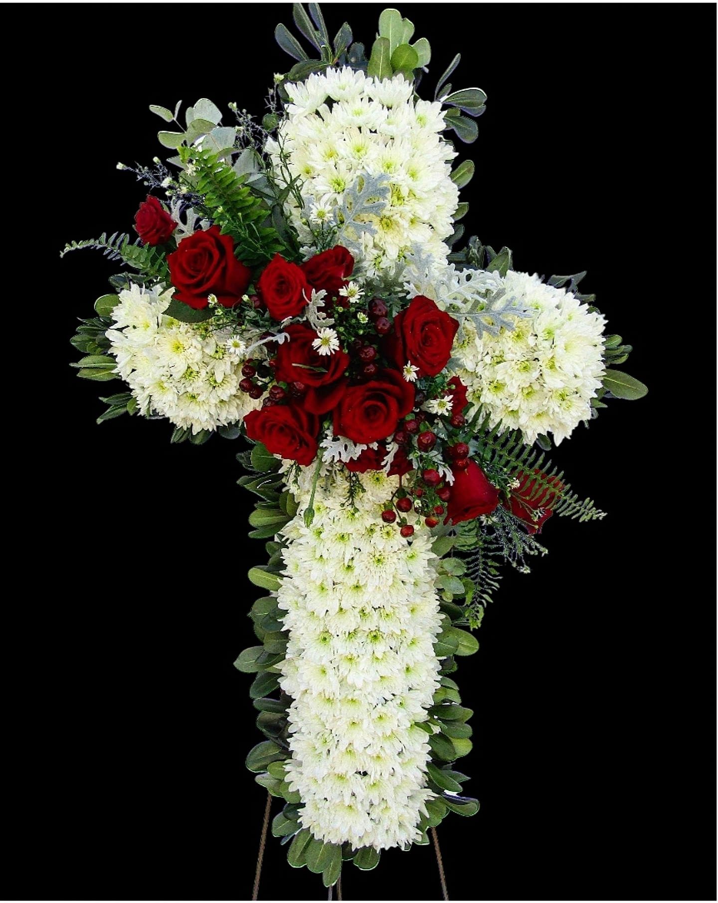 Cruz blanca con moño de rosas rojas  1